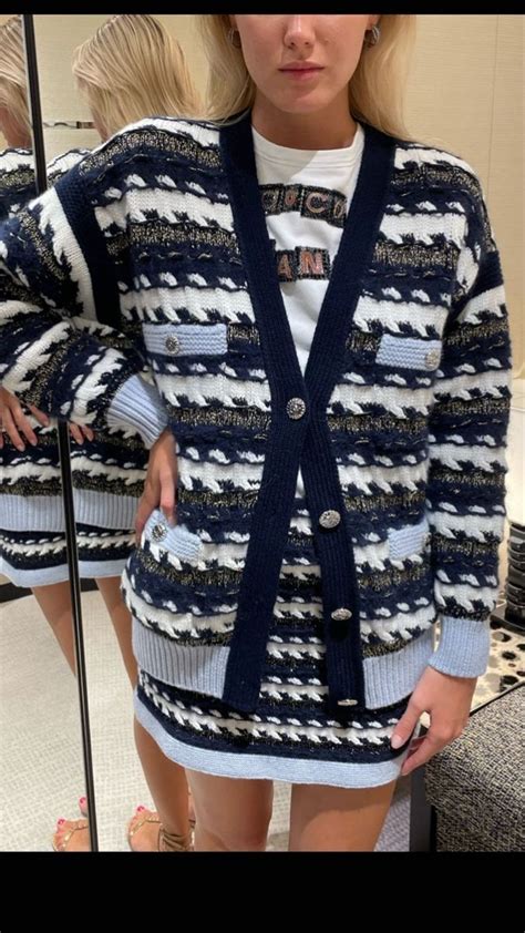 maglietta con scritta chanel|Striped Knits Cruise 2019/20 .